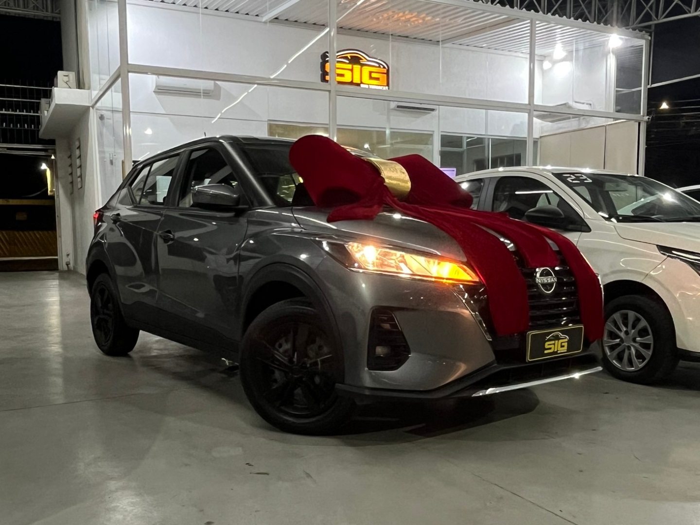 NISSAN KICKS 1.6 16V FLEXSTART ACTIVE XTRONIC 2024 na cor Cinza com 52.467 km - Imagem 1 - SIG Multimarcas