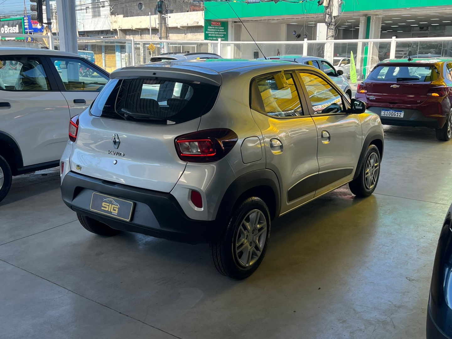 RENAULT KWID 1.0 12V SCE FLEX INTENSE MANUAL 2023 Prata - Miniatura 8 - SIG Multimarcas