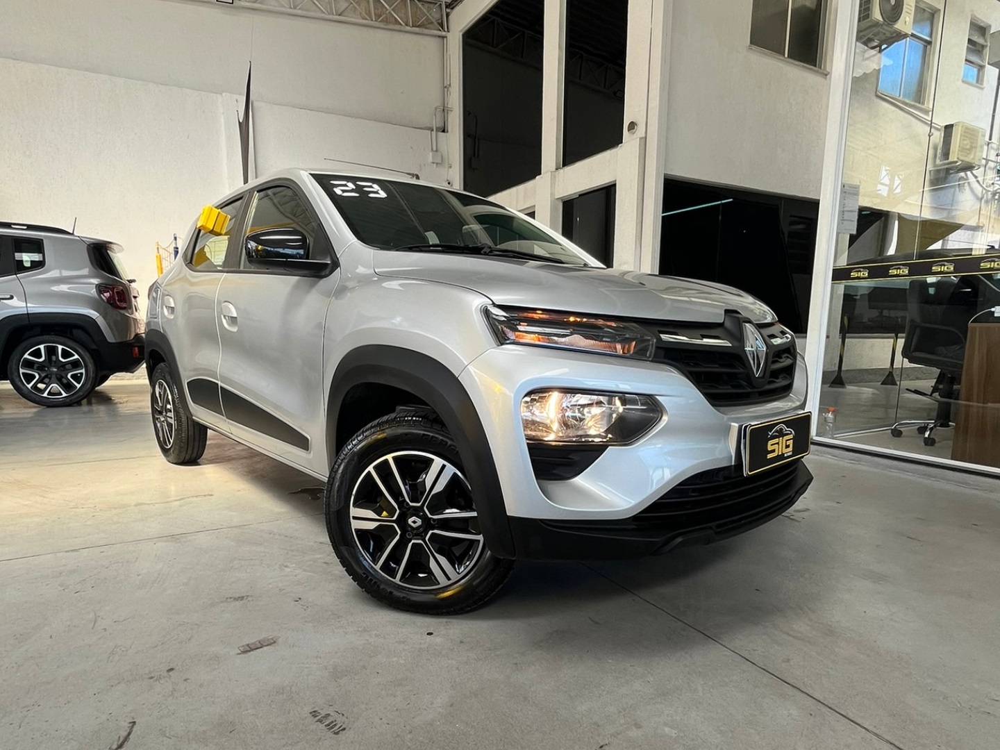 RENAULT KWID 1.0 12V SCE FLEX INTENSE MANUAL 2023 na cor Cinza com 44.293 km - Imagem 1 - SIG Multimarcas