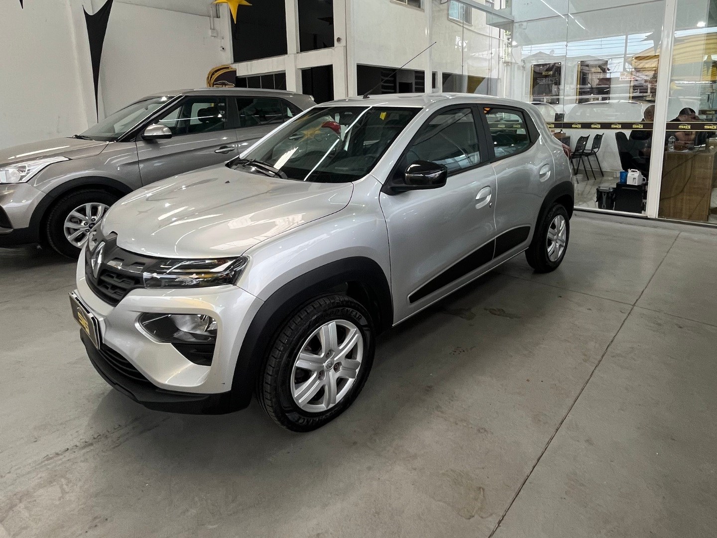 RENAULT KWID 1.0 12V SCE FLEX INTENSE MANUAL 2023 Cinza - Miniatura 3 - SIG Multimarcas