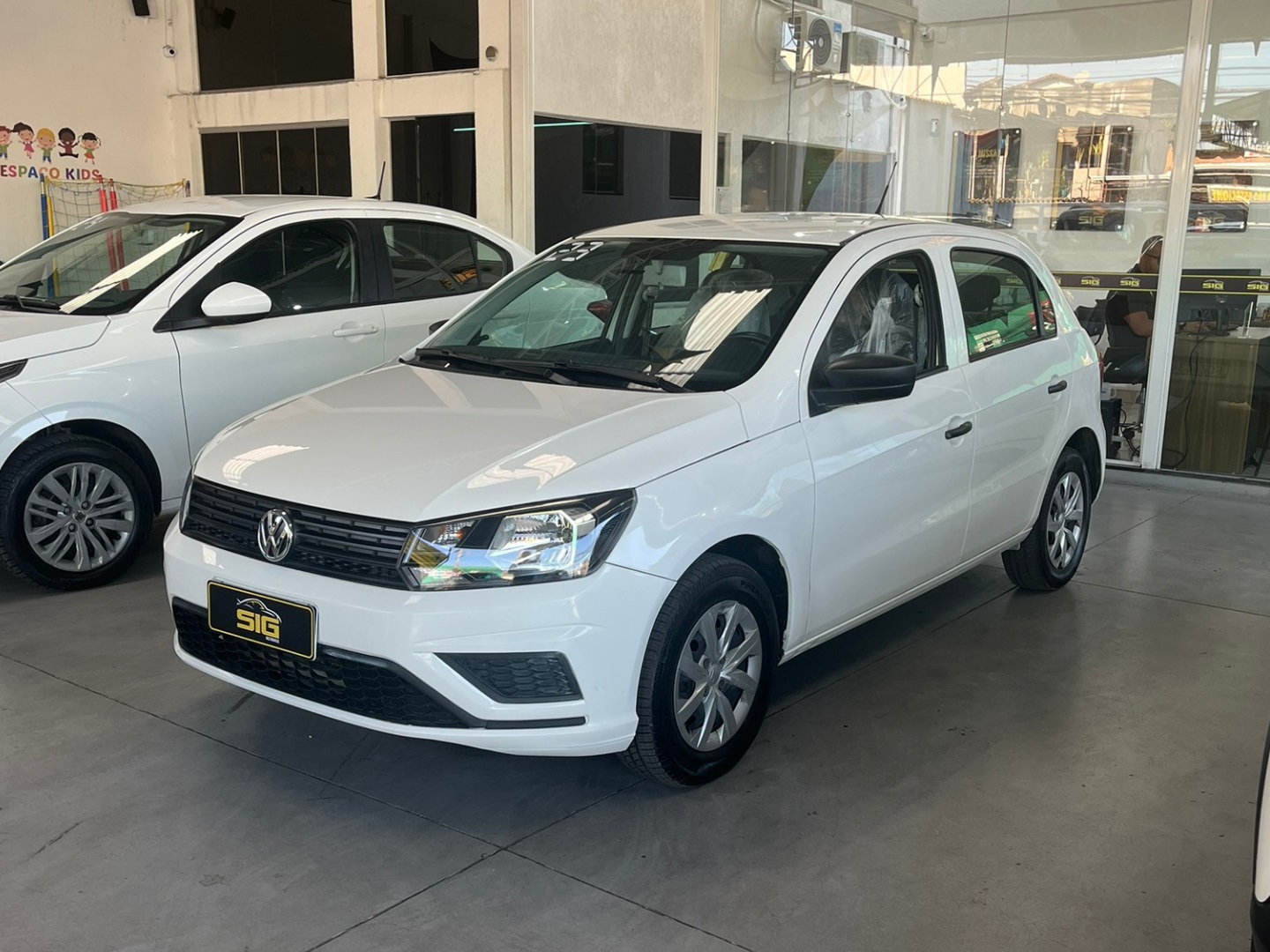 VOLKSWAGEN GOL 1.0 12V MPI TOTALFLEX 4P MANUAL 2023 Branco - Miniatura 4 - SIG Multimarcas
