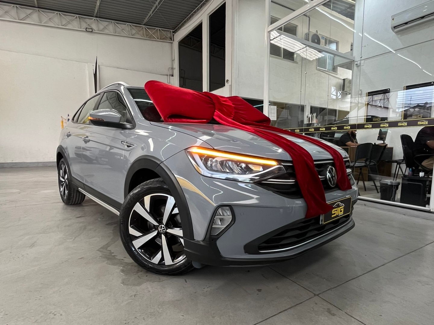 VOLKSWAGEN NIVUS 1.0 200 TSI TOTAL FLEX HIGHLINE AUTOMÁTICO 2024 na cor Cinza com 29.743 km - Imagem 1 - SIG Multimarcas