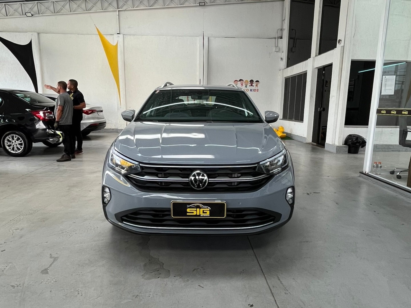 VOLKSWAGEN NIVUS 1.0 200 TSI TOTAL FLEX HIGHLINE AUTOMÁTICO 2024 Cinza - Miniatura 2 - SIG Multimarcas