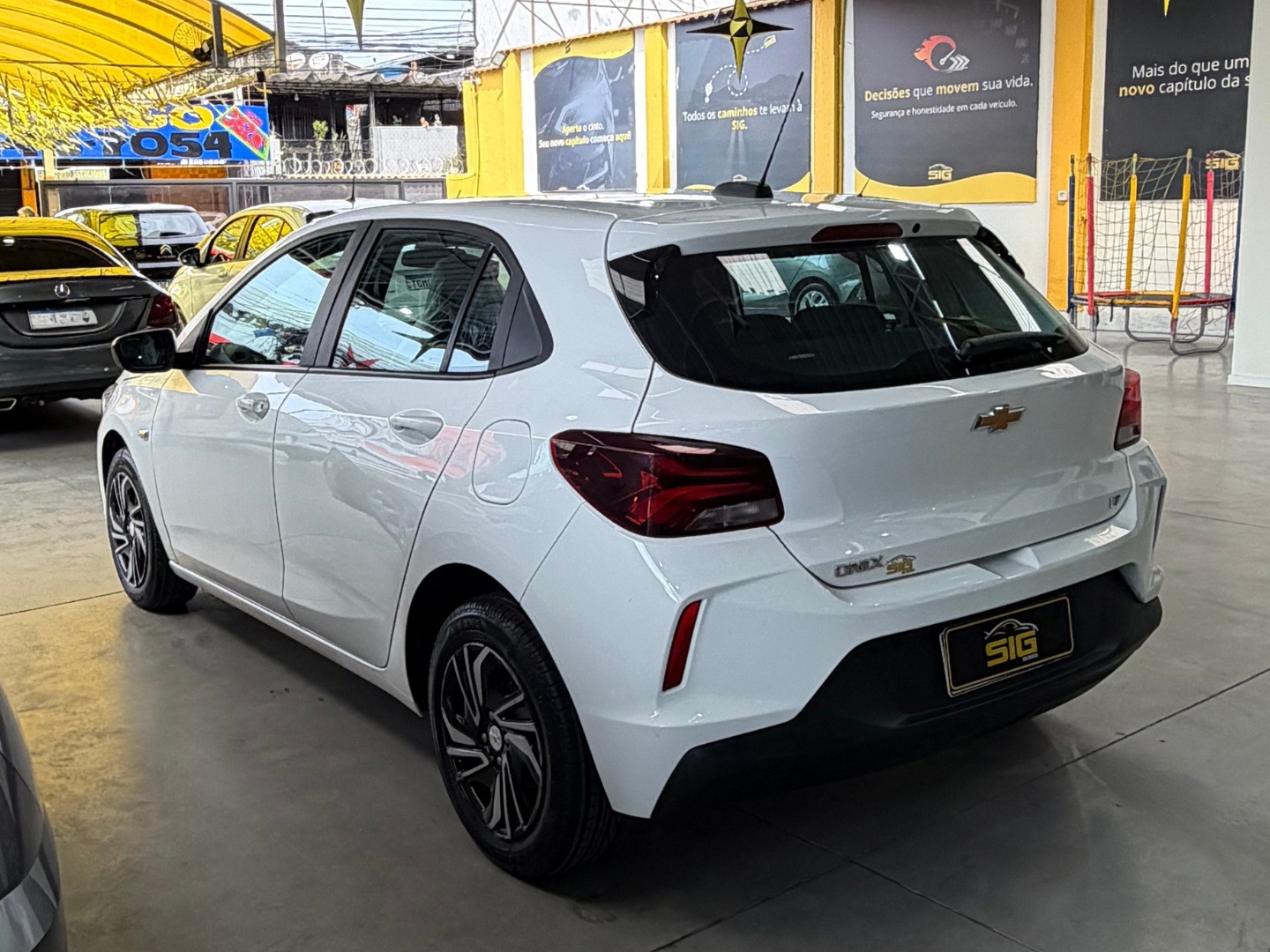 CHEVROLET ONIX 1.0 FLEX LT MANUAL 2024 Branco seminovo à venda em Duque de Caxias - Miniatura Vista 6 - SIG Multimarcas