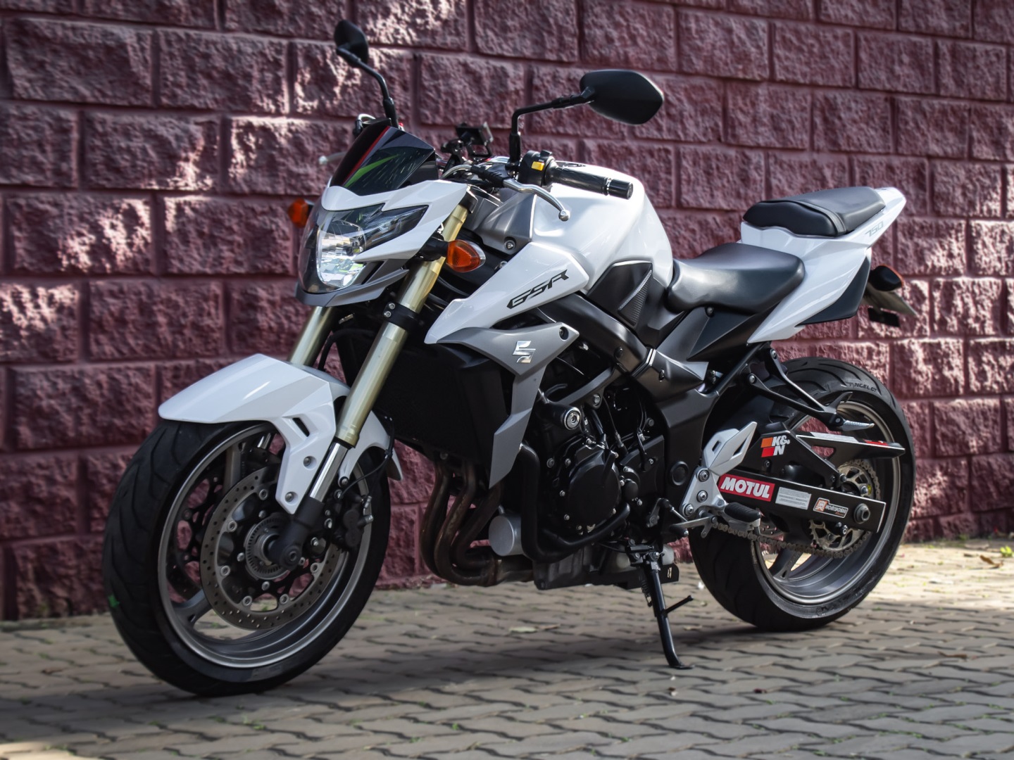 SUZUKI GSR 750