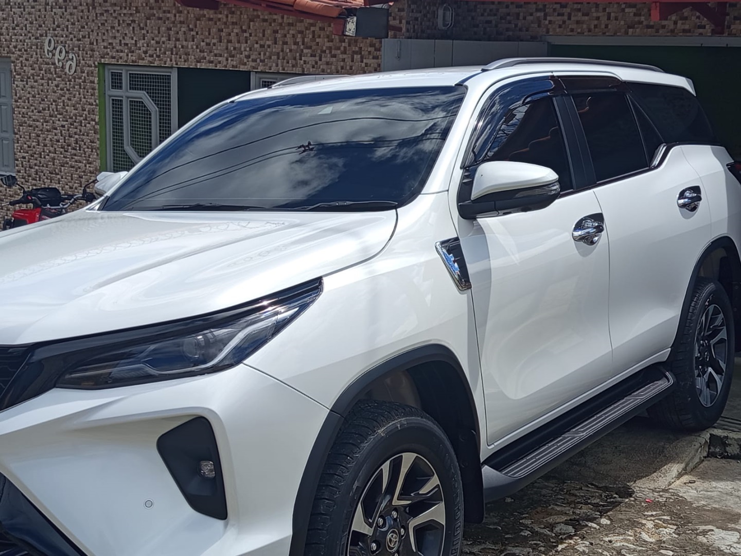 TOYOTA HILUX SW4 2.8 D-4D TURBO DIESEL SRX PLATINUM 7L 4X4 AUTOMÁTICO