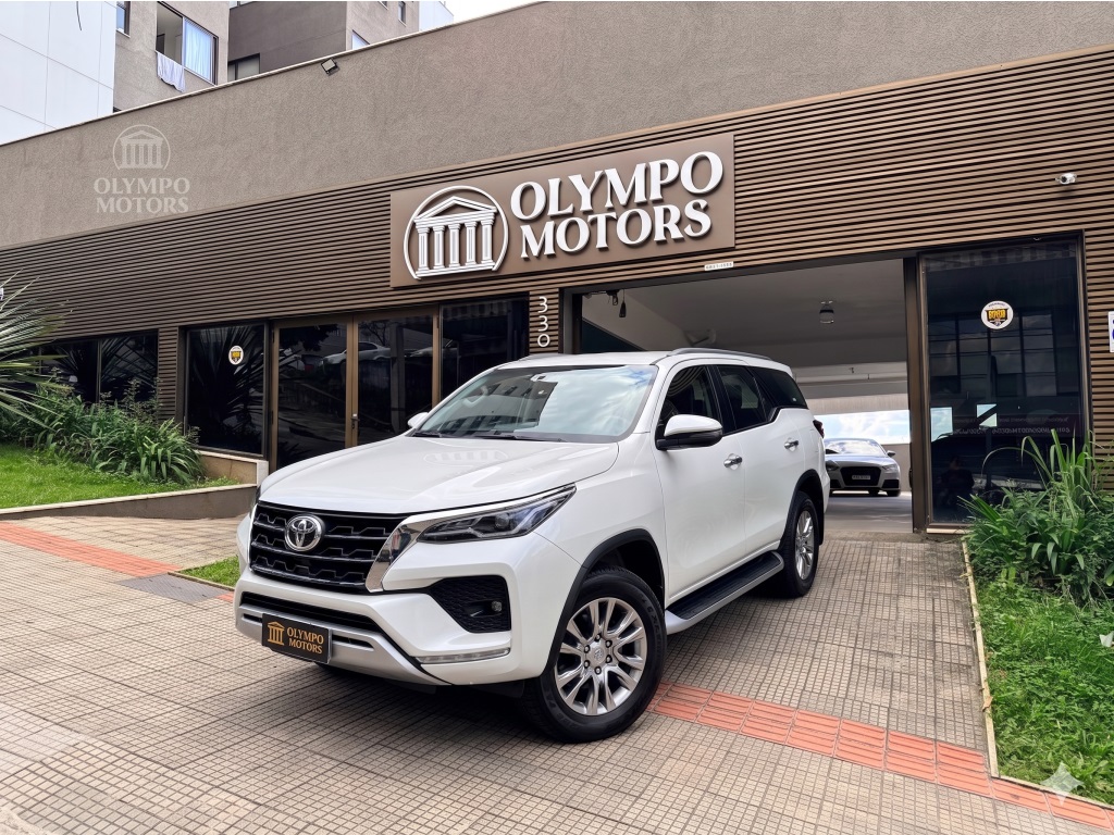 TOYOTA HILUX SW4 2.8 D-4D TURBO DIESEL SRX PLATINUM 7L 4X4 AUTOMÁTICO