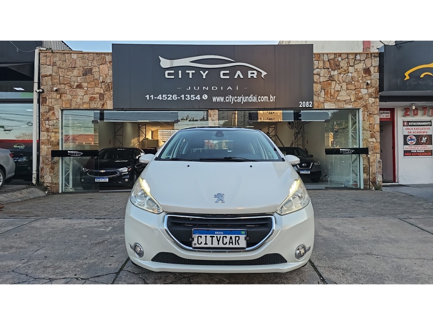 PEUGEOT 208