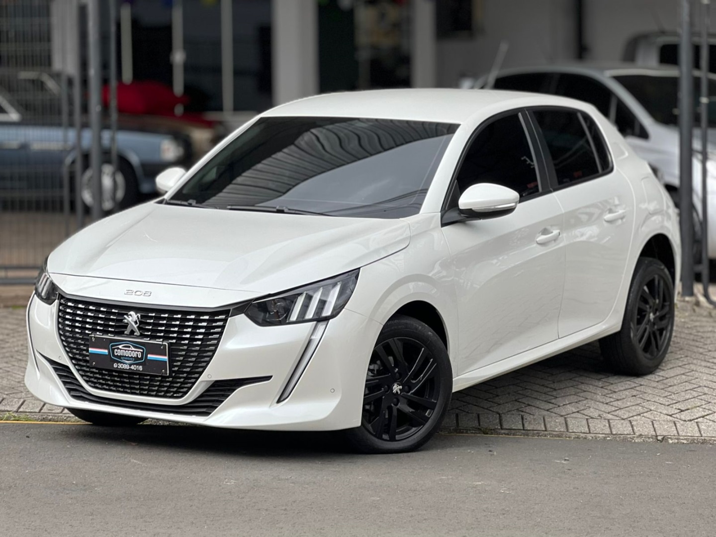 PEUGEOT 208
