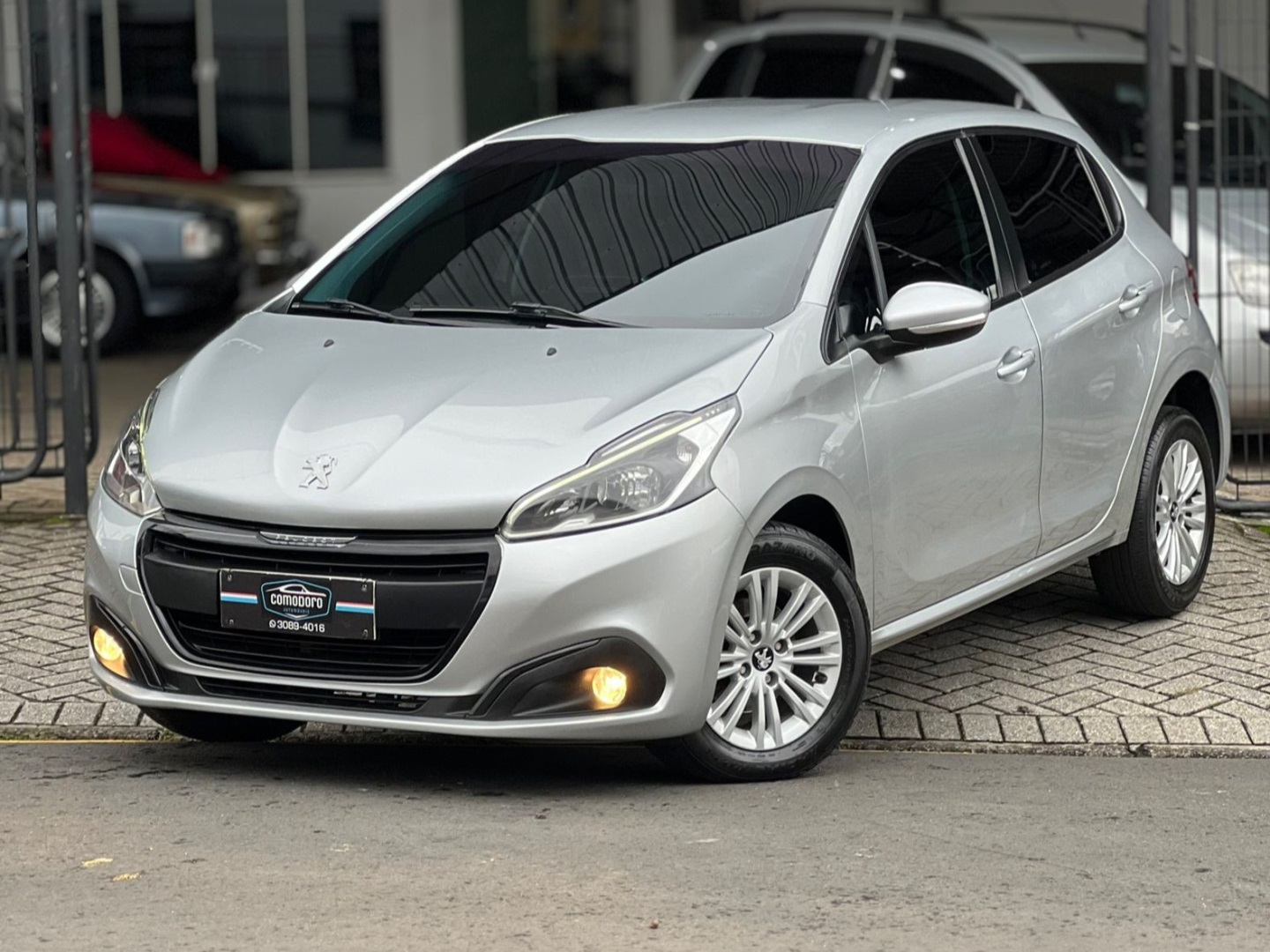 PEUGEOT 208