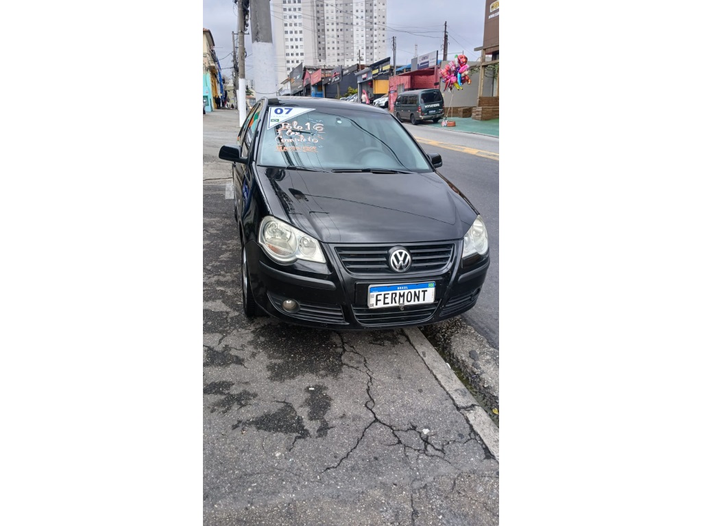 VOLKSWAGEN POLO SEDAN
