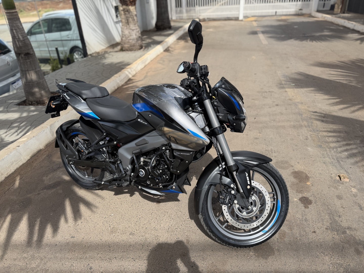 BAJAJ DOMINAR 160