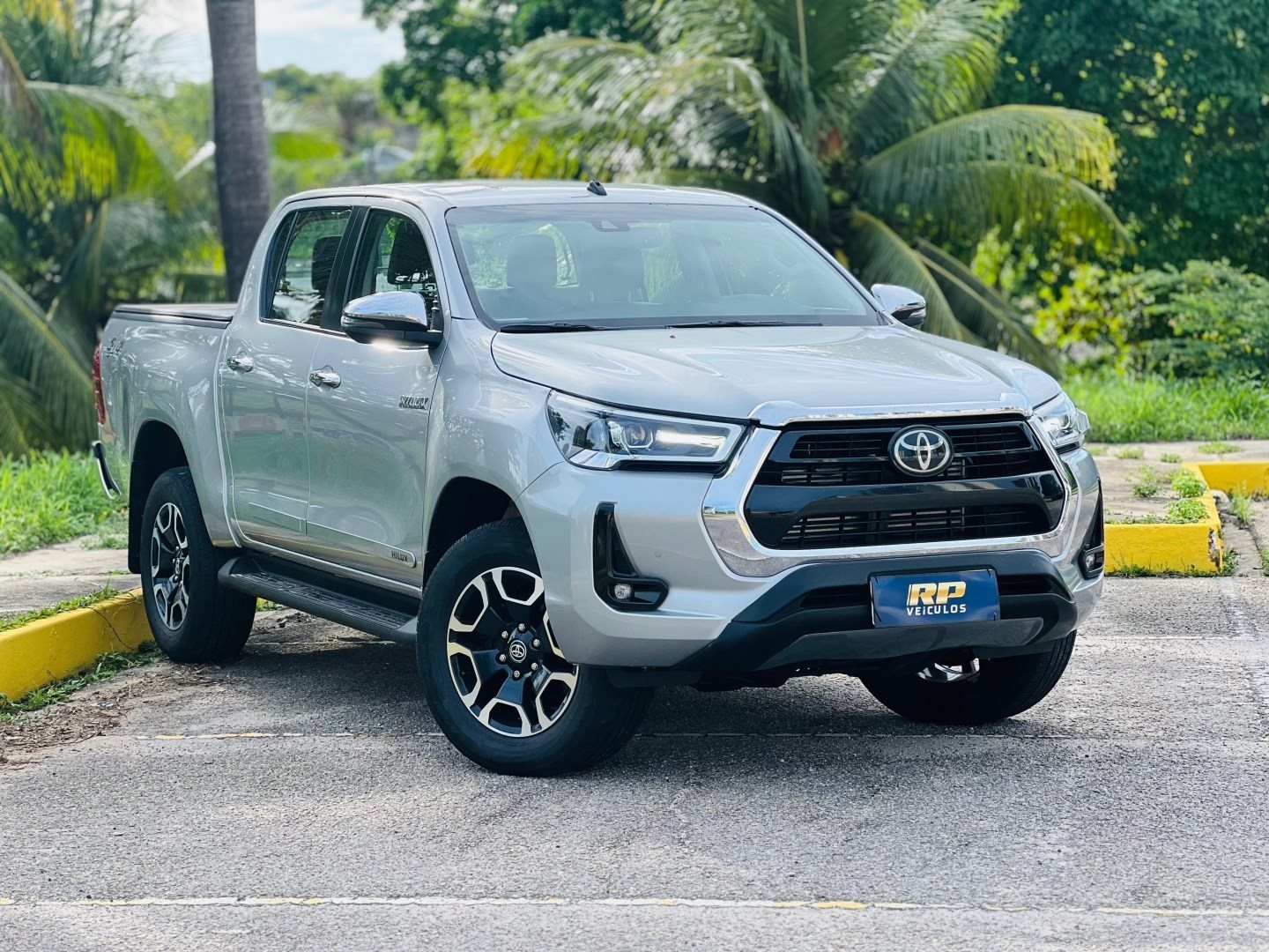 TOYOTA HILUX 2.8 D-4D TURBO DIESEL CD SRX 4X4 AUTOMÁTICO