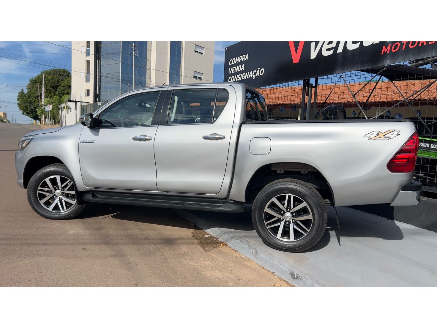 TOYOTA HILUX