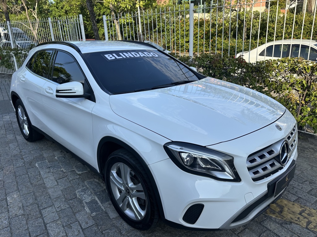 MERCEDES-BENZ GLA 200