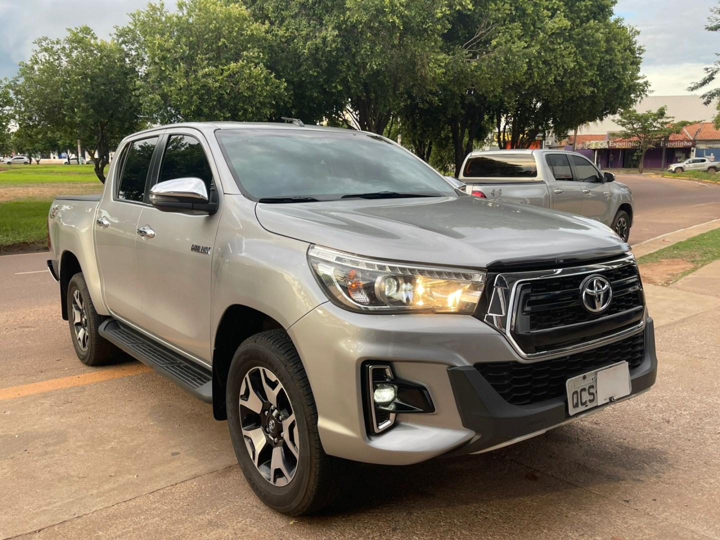 TOYOTA HILUX