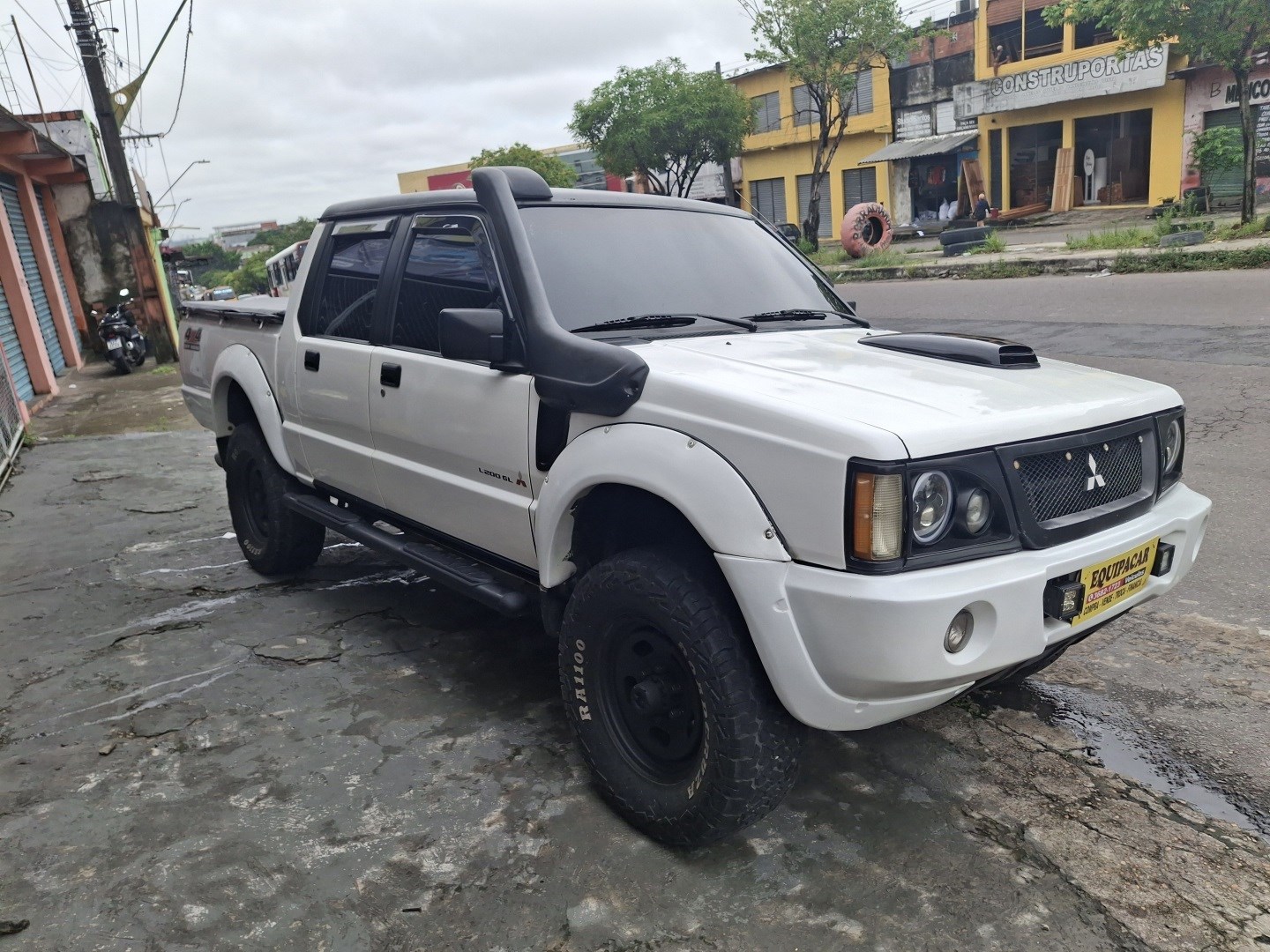 MITSUBISHI L200