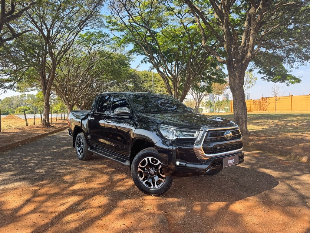 TOYOTA HILUX 2.8 D-4D TURBO DIESEL CD SRX 4X4 AUTOMÁTICO