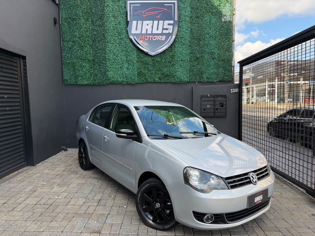 VOLKSWAGEN POLO SEDAN