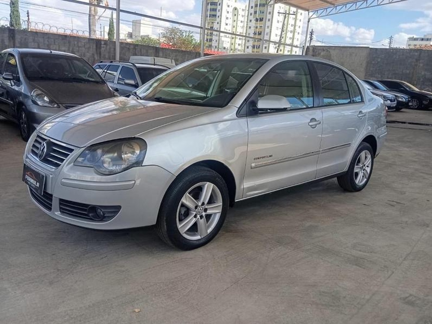 VOLKSWAGEN POLO SEDAN
