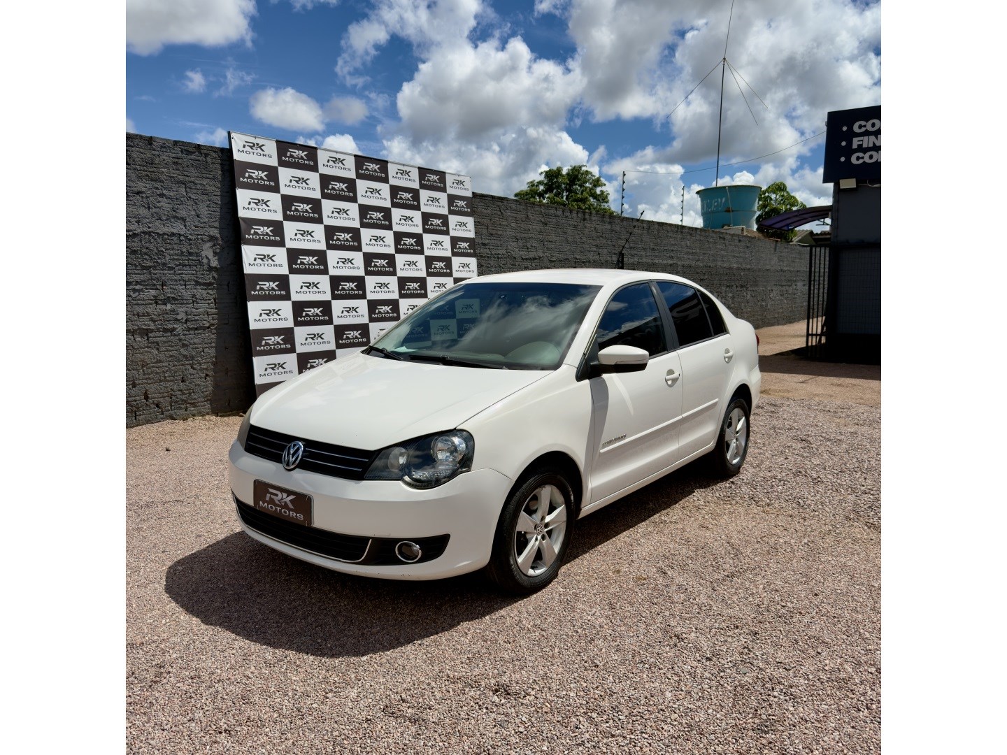 VOLKSWAGEN POLO SEDAN