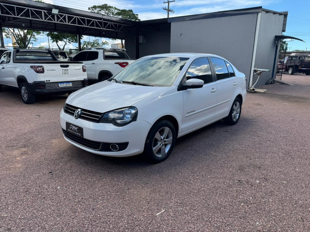 VOLKSWAGEN POLO SEDAN