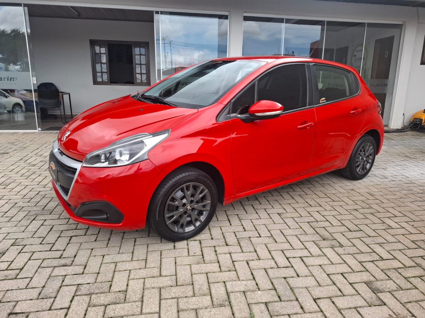 PEUGEOT 208