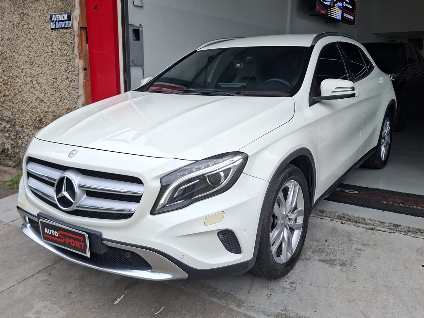 MERCEDES-BENZ GLA 200