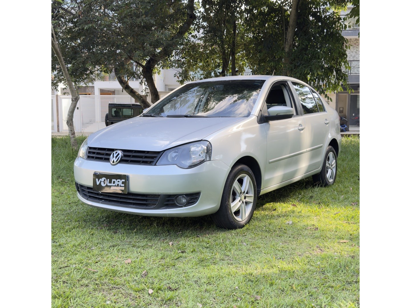 VOLKSWAGEN POLO SEDAN