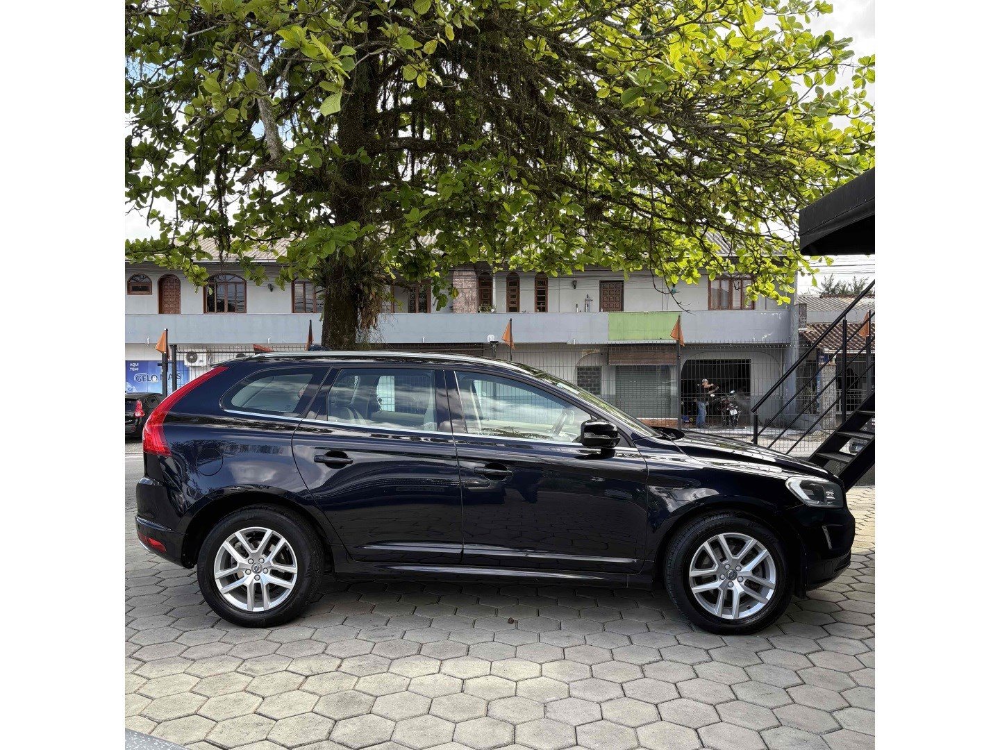 Volvo XC60 2.4 d5 momentum diesel awd 4p automÁtico    2017