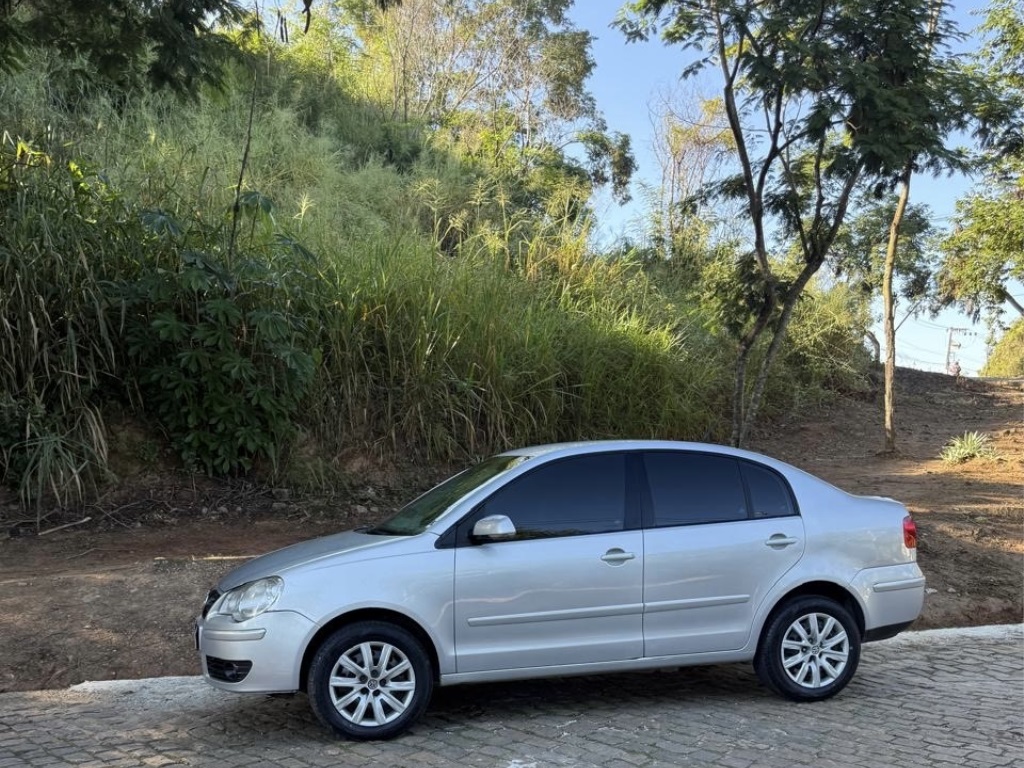 VOLKSWAGEN POLO SEDAN