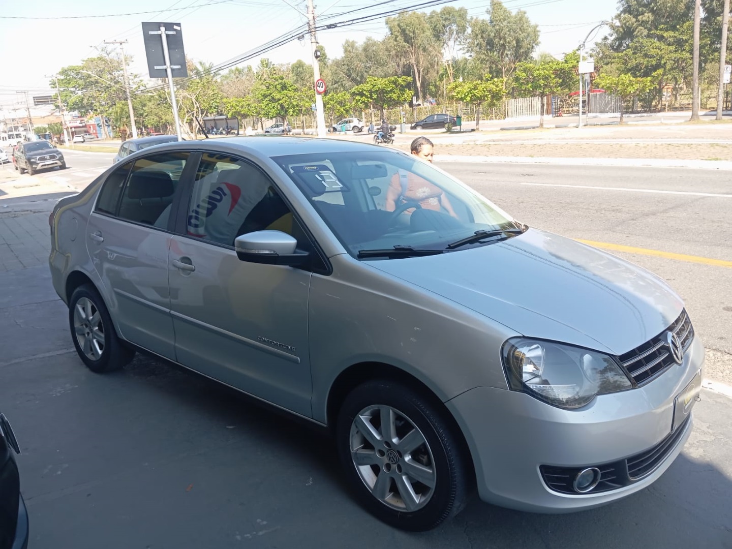 VOLKSWAGEN POLO SEDAN