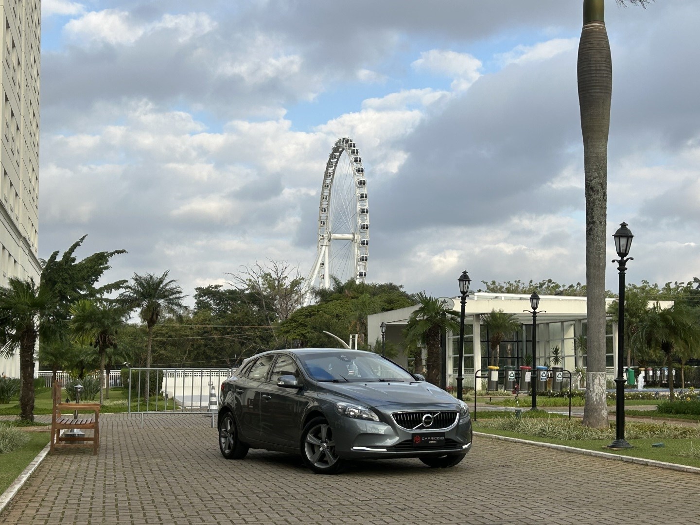 VOLVO V40