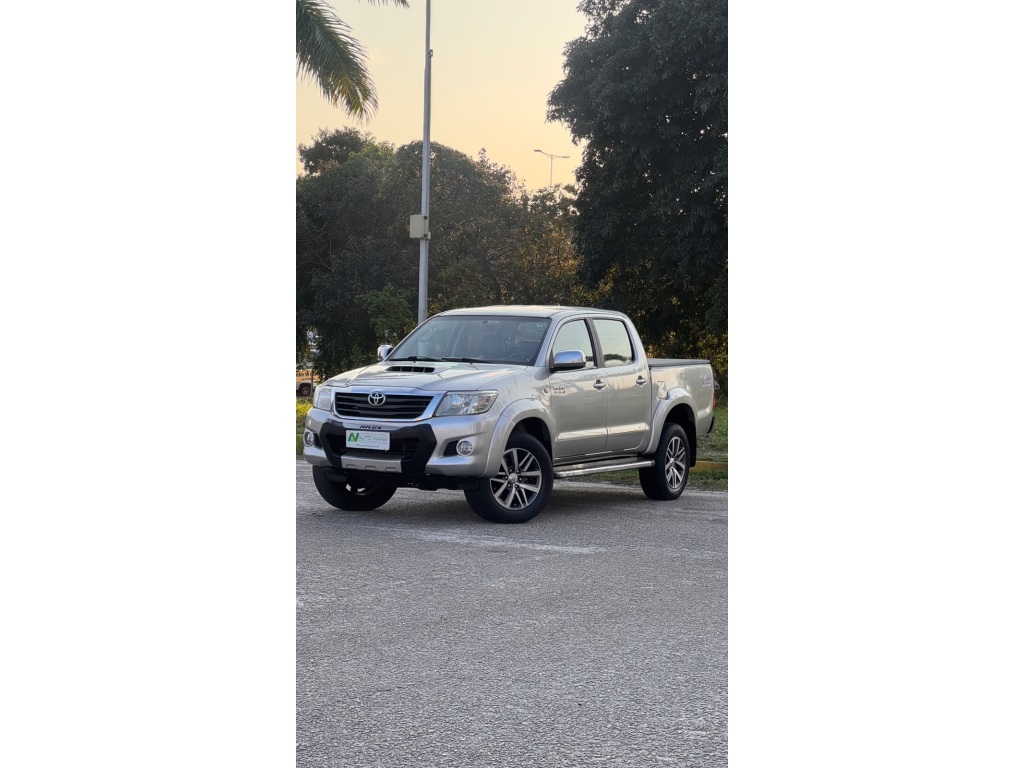 Toyota Hilux 3.0 SR 4X4 CD 16V TURBO INTERCOOLER DIESEL 4P MANUAL 2014