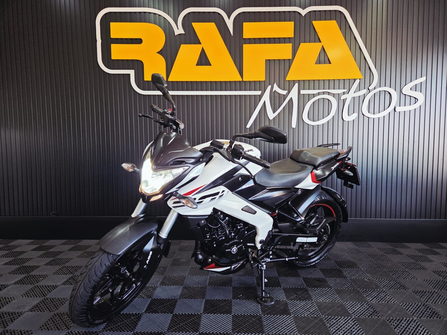 BAJAJ DOMINAR 200