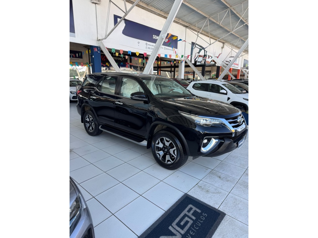 TOYOTA HILUX SW4 2.8 SRX DIAMOND 4X4 7 LUGARES 16V TURBO INTERCOOLER DIESEL 4P AUTOMÁTICO