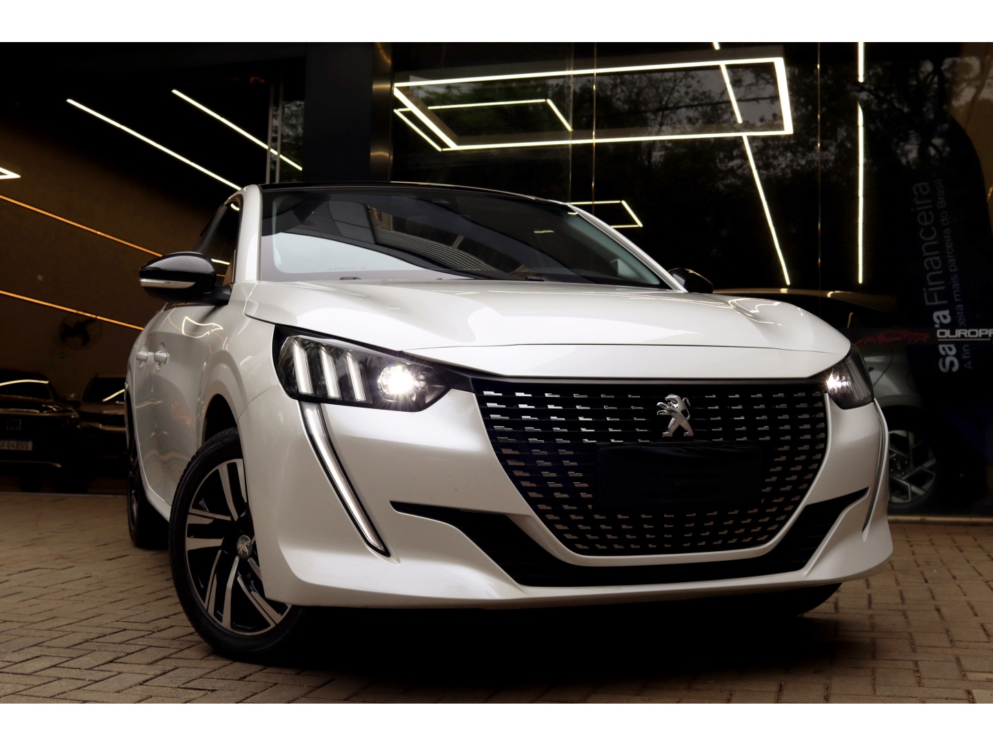 PEUGEOT 208