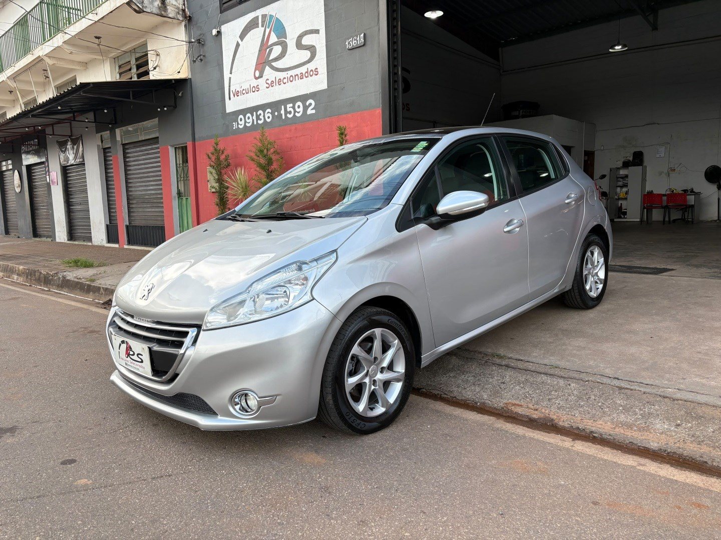 PEUGEOT 208