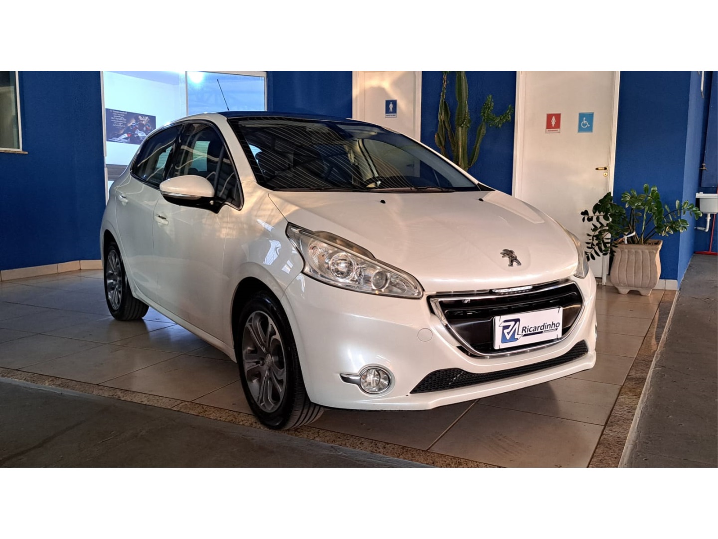 PEUGEOT 208