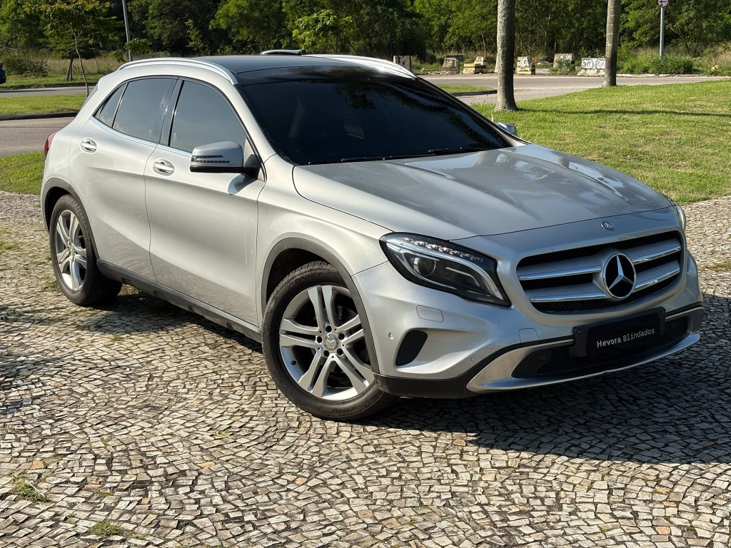 MERCEDES-BENZ GLA 200