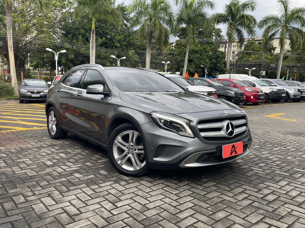 MERCEDES-BENZ GLA 200