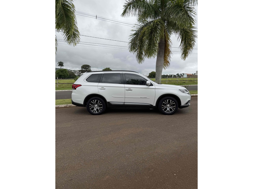 MITSUBISHI OUTLANDER 2.2 MIVEC DI-D DIESEL HPE-S AWD AUTOMÁTICO