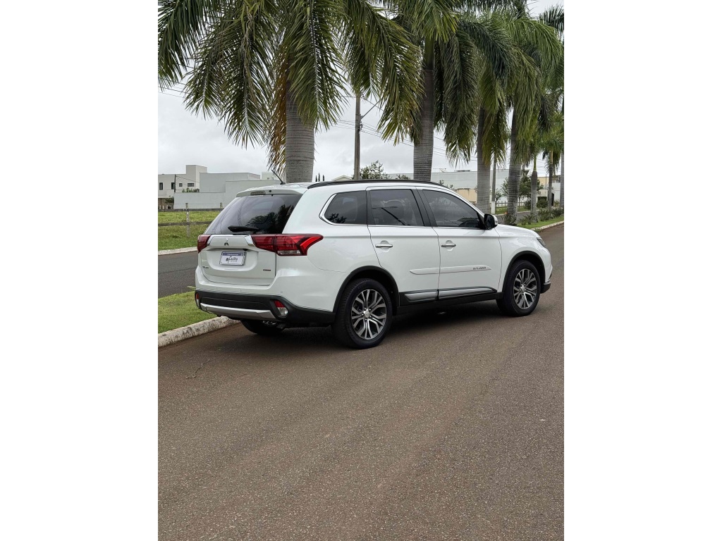 MITSUBISHI OUTLANDER 2.2 MIVEC DI-D DIESEL HPE-S AWD AUTOMÁTICO