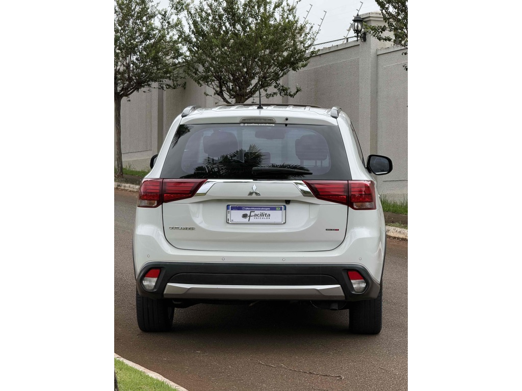 MITSUBISHI OUTLANDER 2.2 MIVEC DI-D DIESEL HPE-S AWD AUTOMÁTICO