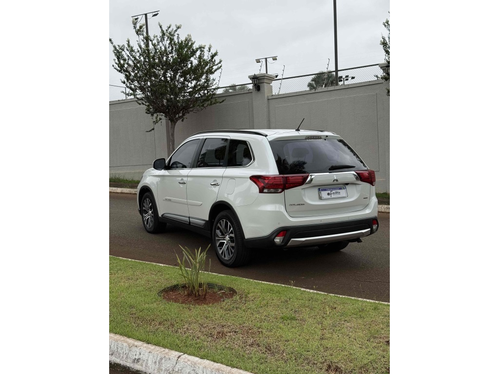 MITSUBISHI OUTLANDER 2.2 MIVEC DI-D DIESEL HPE-S AWD AUTOMÁTICO