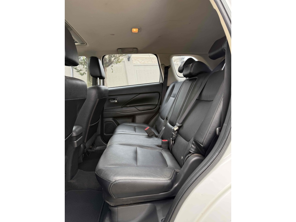 MITSUBISHI OUTLANDER 2.2 MIVEC DI-D DIESEL HPE-S AWD AUTOMÁTICO