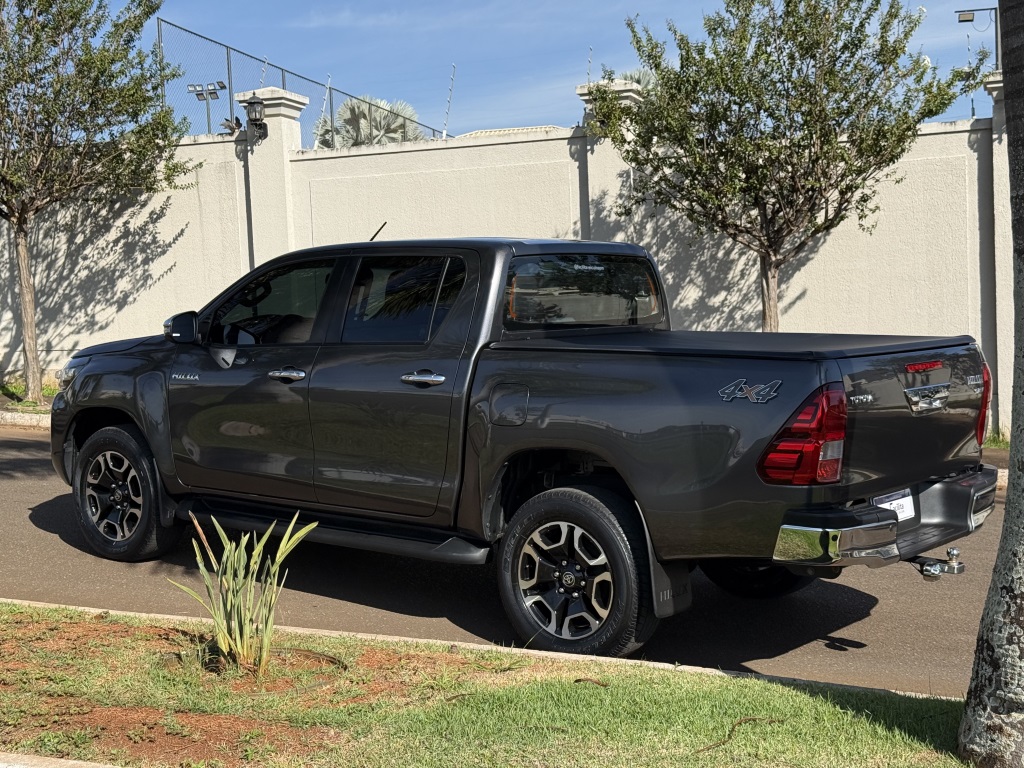 TOYOTA HILUX 2.8 D-4D TURBO DIESEL CD SRV 4X4 AUTOMÁTICO