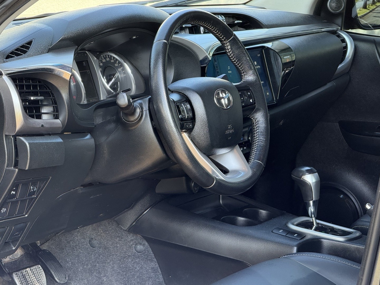 TOYOTA HILUX 2.8 D-4D TURBO DIESEL CD SRV 4X4 AUTOMÁTICO