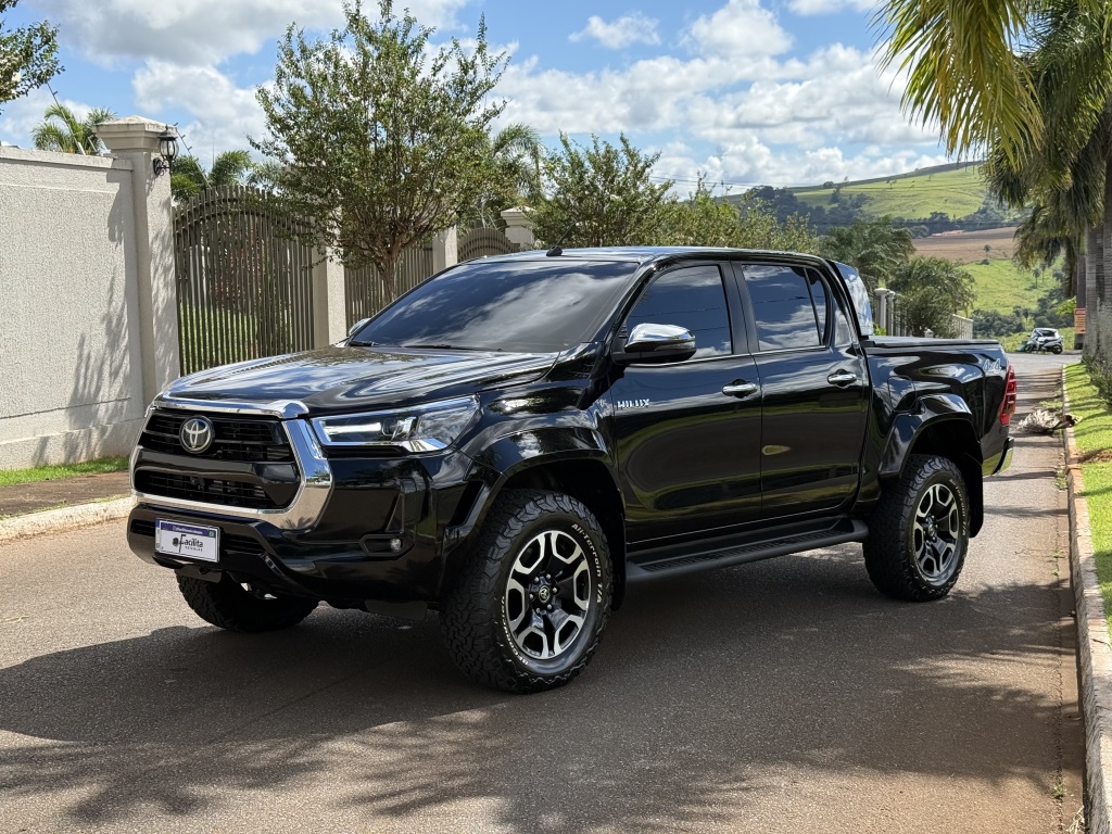 TOYOTA HILUX 2.8 D-4D TURBO DIESEL CD SRX 4X4 AUTOMÁTICO