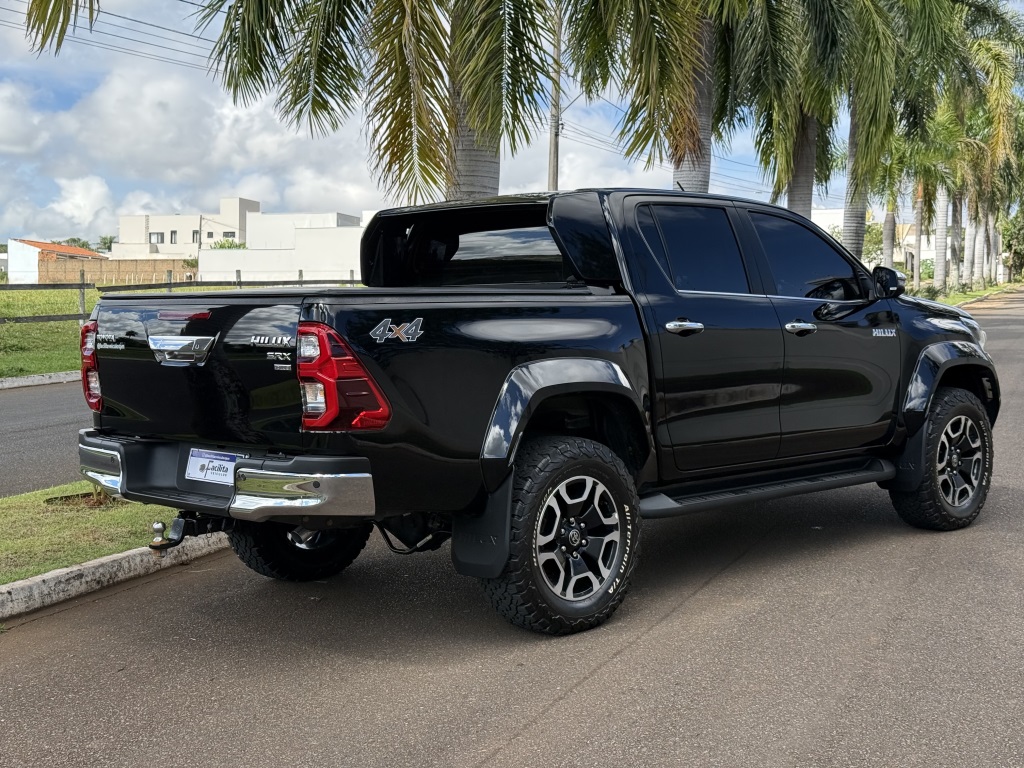TOYOTA HILUX 2.8 D-4D TURBO DIESEL CD SRX 4X4 AUTOMÁTICO